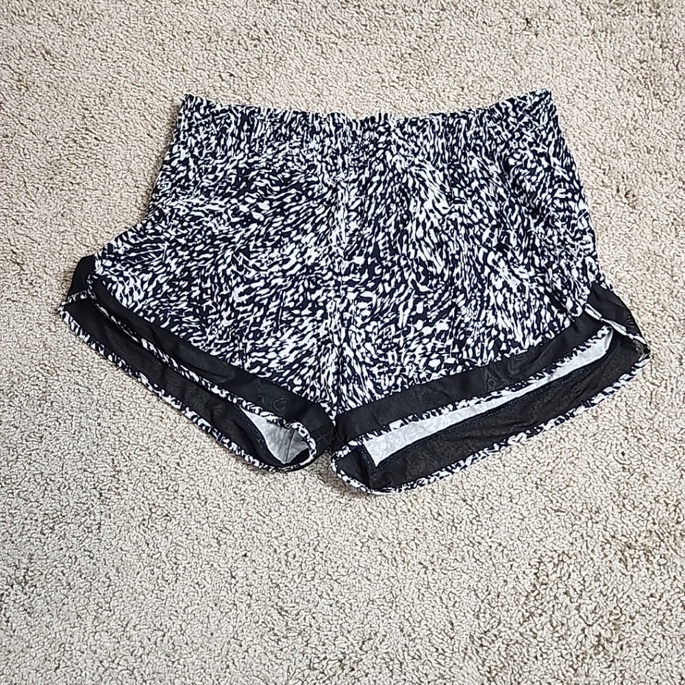 Athleta Printed Mesh Racer Run 4" Shorts in Black Gray Speckle Size Medium  Mesh - Picture 2 of 8